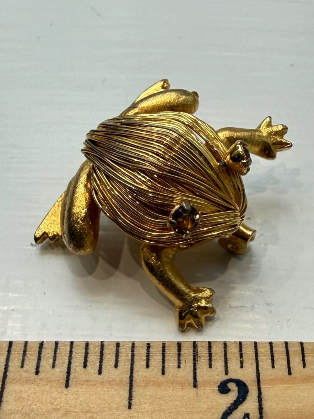 vintage gold tone frog pin w/ rhinestone eyes
